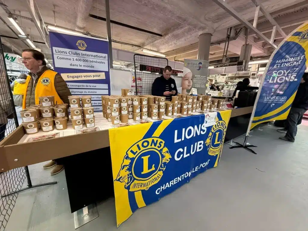 Suite au succès de sa soupe des chefs le Lions Club de Charenton nous fait un don de 2000€ 1 Suite au succes de sa soupe des chefs le Lions Club de Charenton nous fait un don de 2000E 2