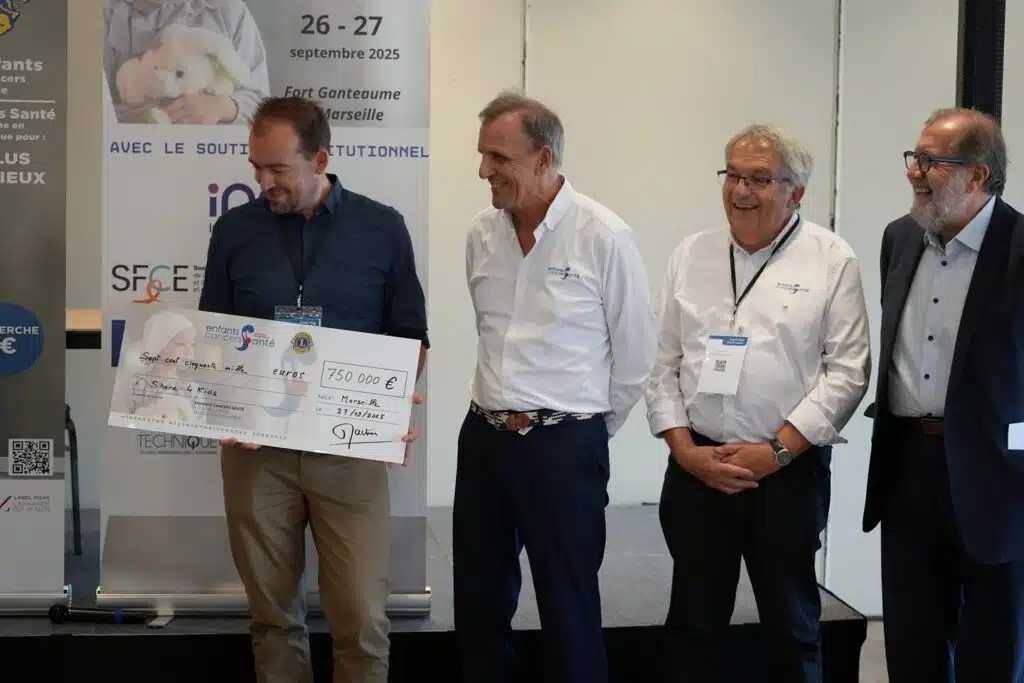 A Marseille Enfants Cancers Sante remet deux cheques pour un montant total de 850 000E 1