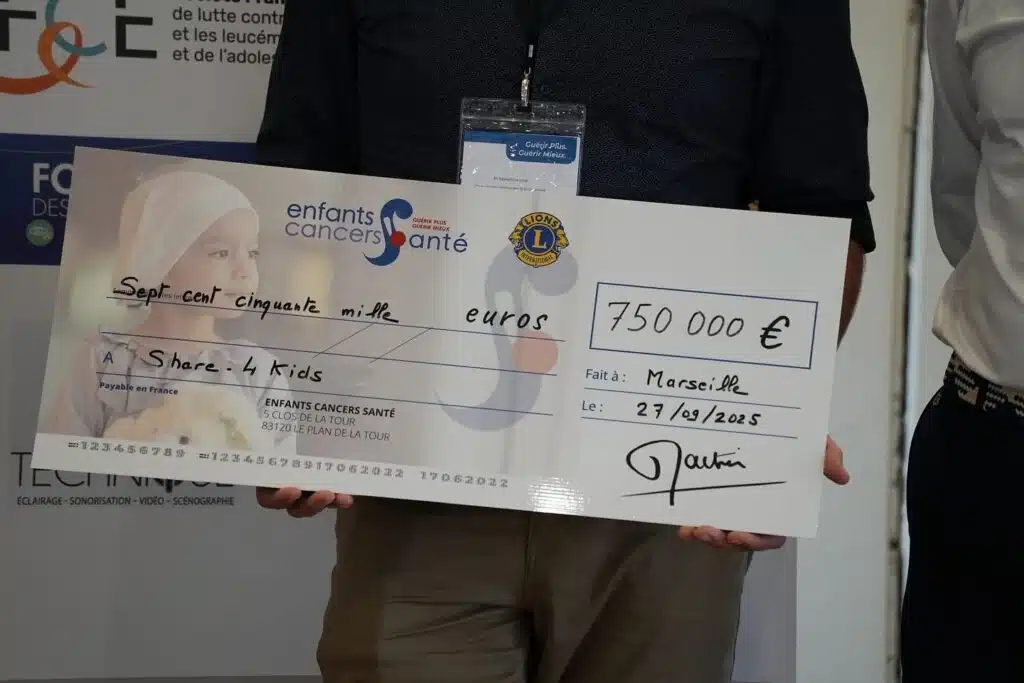 A Marseille Enfants Cancers Sante remet deux cheques pour un montant total de 850 000E 5
