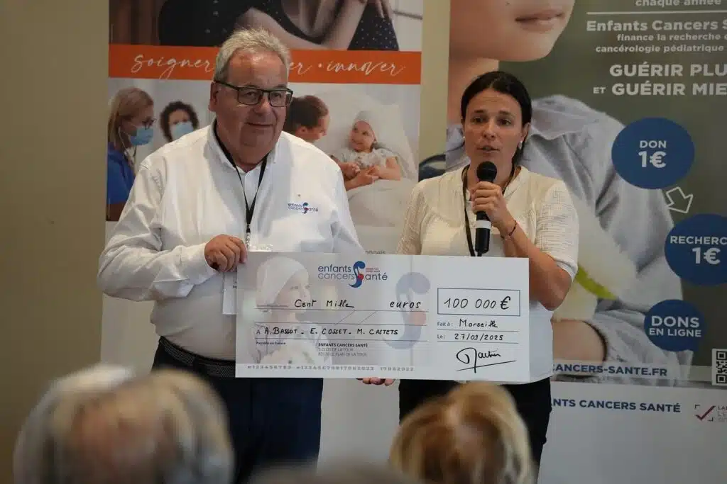 A Marseille Enfants Cancers Sante remet deux cheques pour un montant total de 850 000E 6