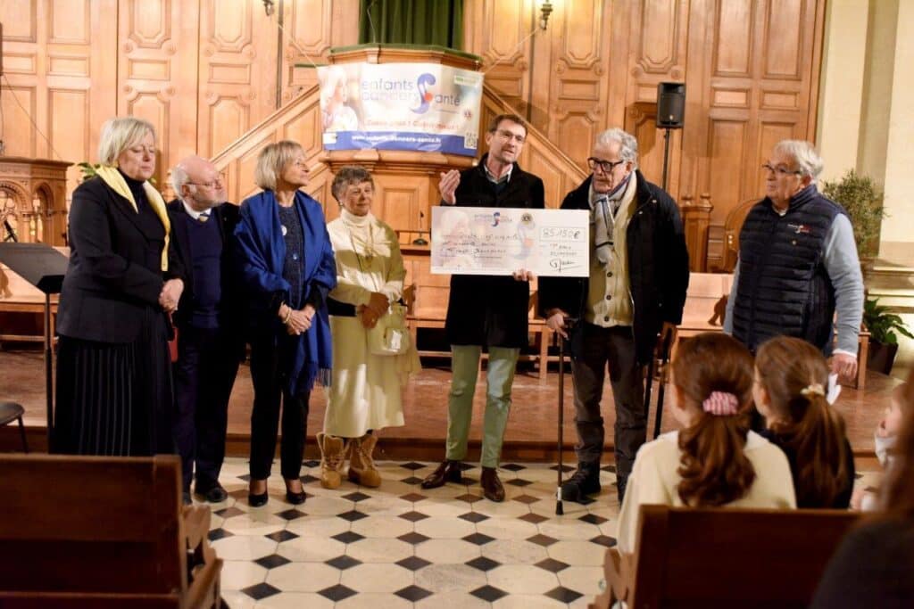 A Paris La Fédération remet 9 chèques aux chercheurs d'Ile de France pour un montant de 575 000€ 10 A Paris La Federation remet 9 cheques aux chercheurs dIle de France pour un montant de 575000E 11