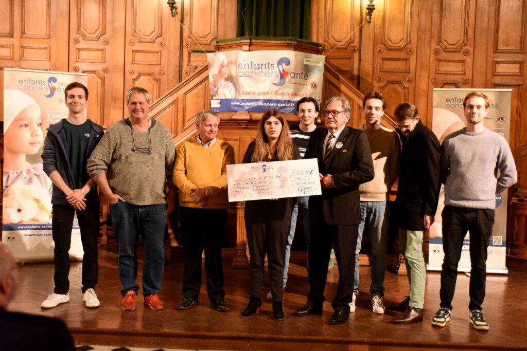 A Paris La Fédération remet 9 chèques aux chercheurs d'Ile de France pour un montant de 575 000€ 4 A Paris La Federation remet 9 cheques aux chercheurs dIle de France pour un montant de 575000E 5