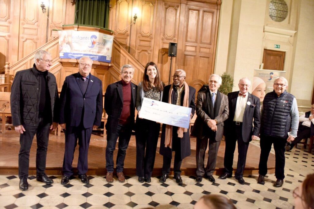 A Paris La Fédération remet 9 chèques aux chercheurs d'Ile de France pour un montant de 575 000€ 6 A Paris La Federation remet 9 cheques aux chercheurs dIle de France pour un montant de 575000E 7