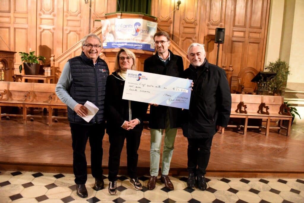A Paris La Fédération remet 9 chèques aux chercheurs d'Ile de France pour un montant de 575 000€ 7 A Paris La Federation remet 9 cheques aux chercheurs dIle de France pour un montant de 575000E 8