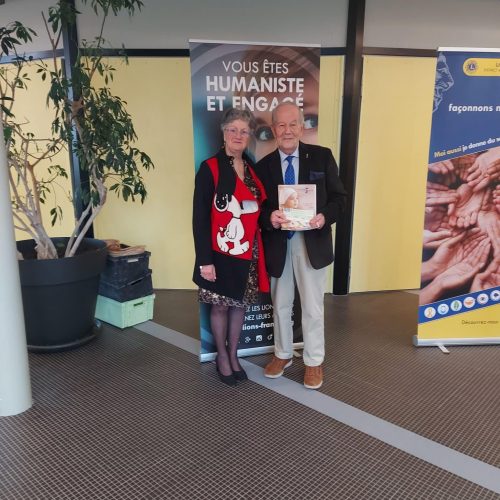 Remise d'un don du club Saujon Vallée de la Seudre au congrès de Printemps du district CW à Royan