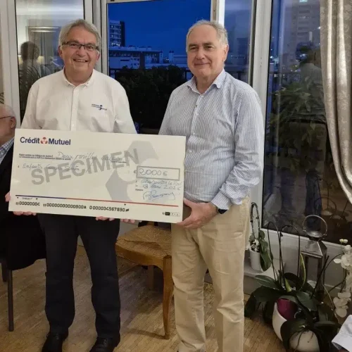 Suite au succès de sa soupe des chefs le Lions Club de Charenton nous fait un don de 2000€